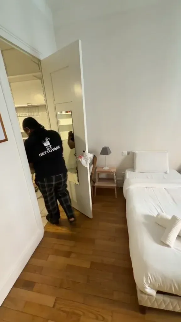 Chambre deux lits avec linge blanc après le ménage d'une location courte durée à Lyon par ST Nettoyage