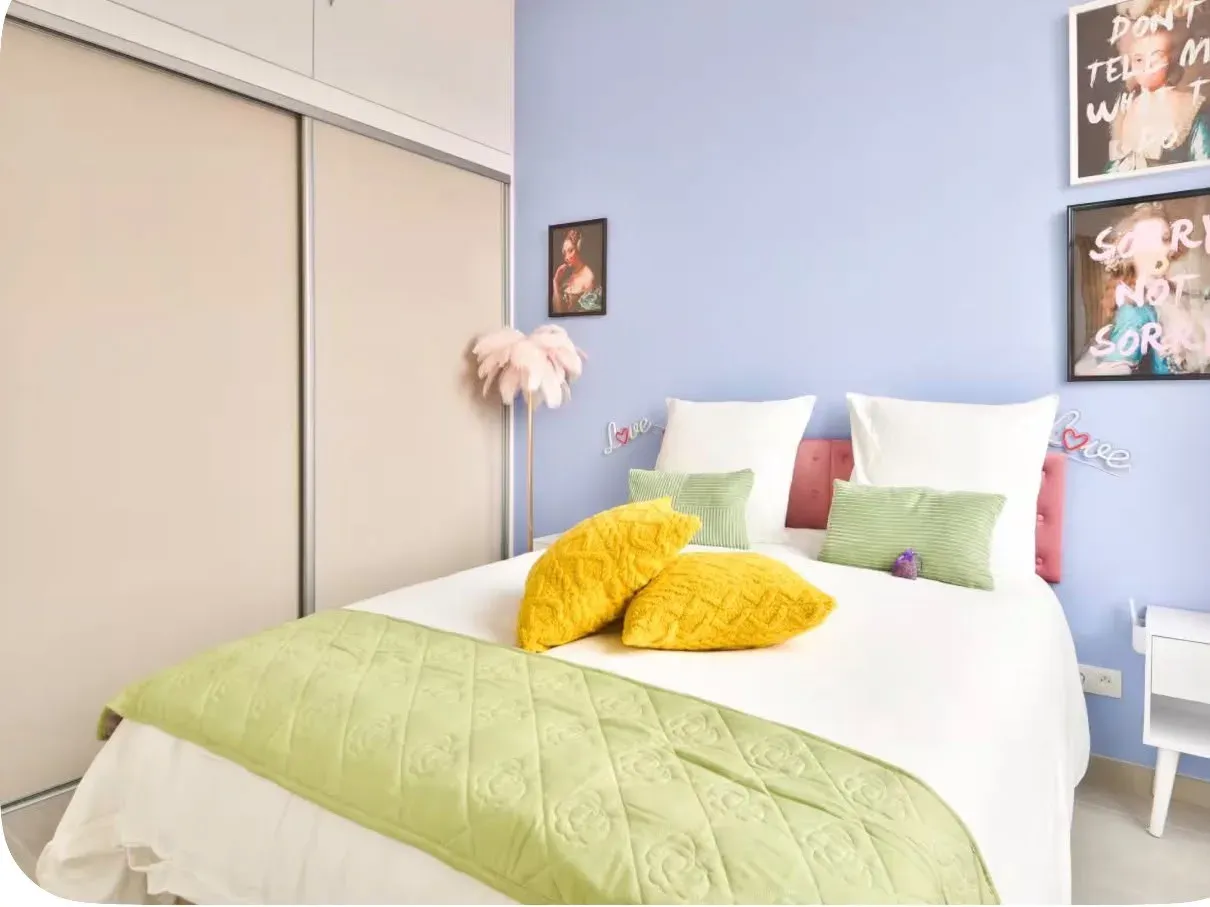 Chambre de location courte durée préparée par ST Nettoyage, linge blanc lavé et repassé